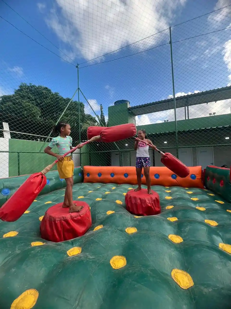 Crianças durante a tarde de Natal Solidário na Arena